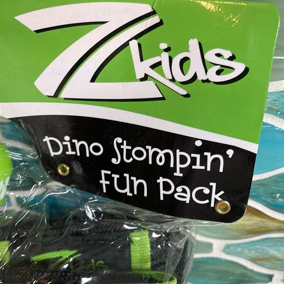 Z Kids Dinosaur Protective Gear Elbow Pads Knee Pads and Dino Squeaky Toy Green - Picture 4 of 8